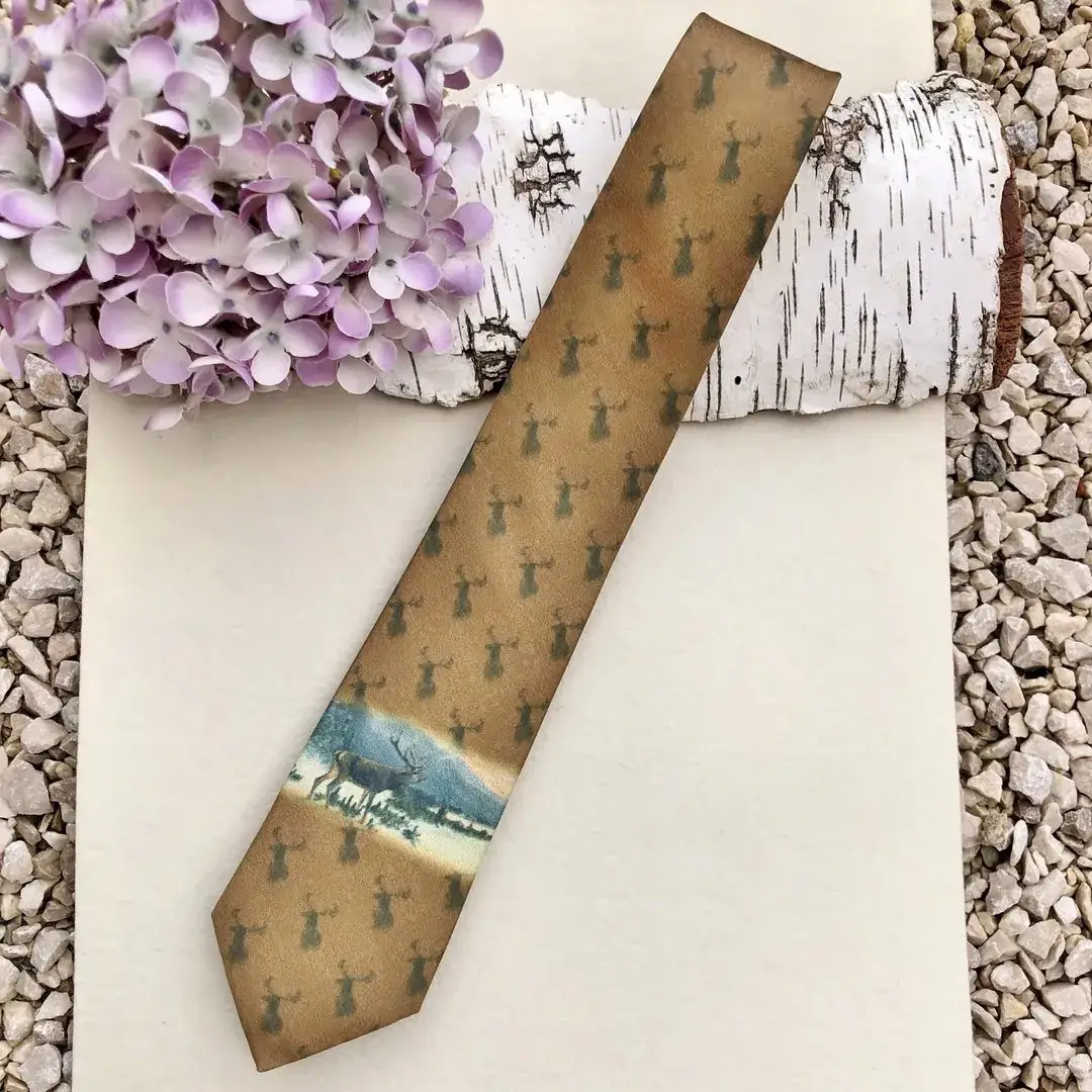 Seidenkrawatte Trachtenkrawatte mit Hirschmotiv No. 8 – Bild 25 – Chiemgauer Heimatwerk Trachten-Onlineshop Seidenkrawatte Trachtenkrawatte mit Hirschmotiv No. 8 - Bild 25 - Chiemgauer Heimatwerk Trachten-Onlineshop