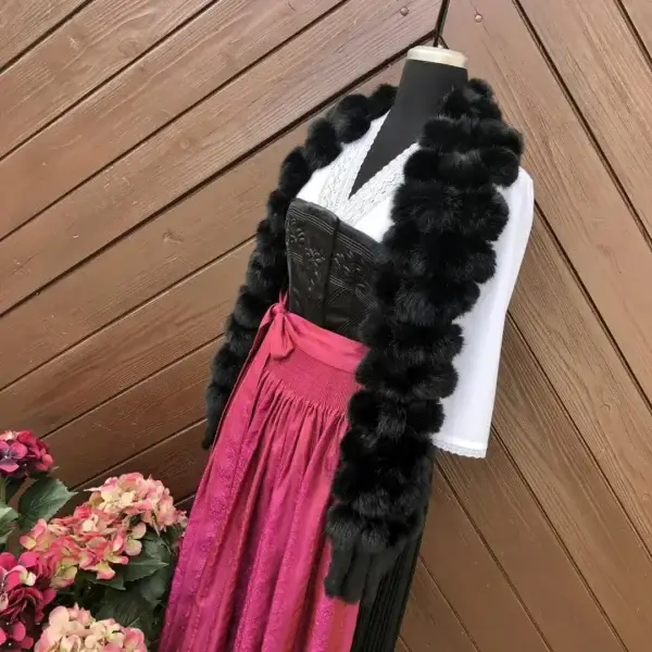 Stola aus Kaninpelz in schwarz – Bild 1 – Chiemgauer Heimatwerk Trachten-Onlineshop Stola aus Kaninpelz in schwarz - Bild 1 - Chiemgauer Heimatwerk Trachten-Onlineshop