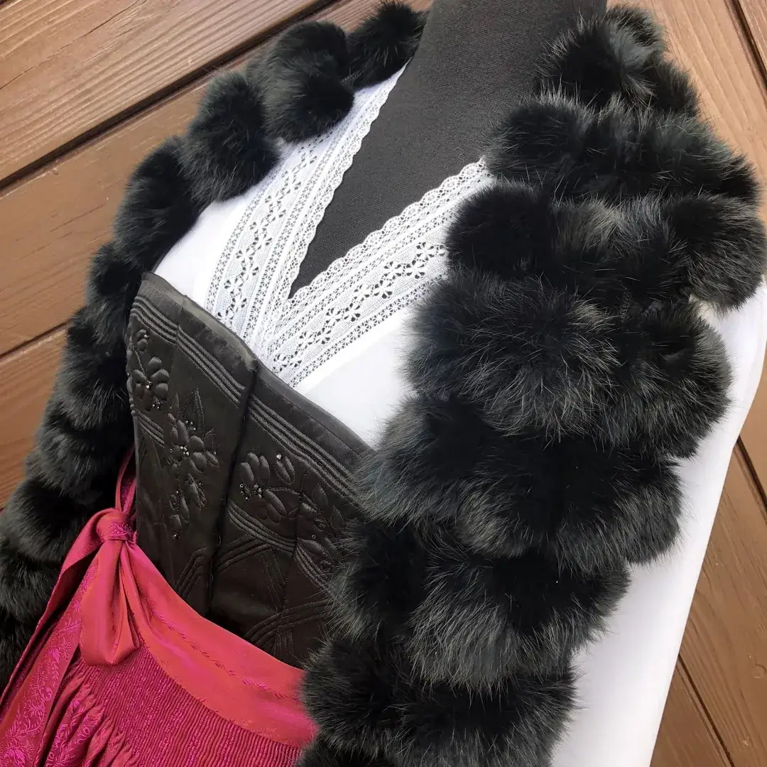 Stola aus Kaninpelz in schwarz – Bild 6 – Chiemgauer Heimatwerk Trachten-Onlineshop Stola aus Kaninpelz in schwarz - Bild 6 - Chiemgauer Heimatwerk Trachten-Onlineshop