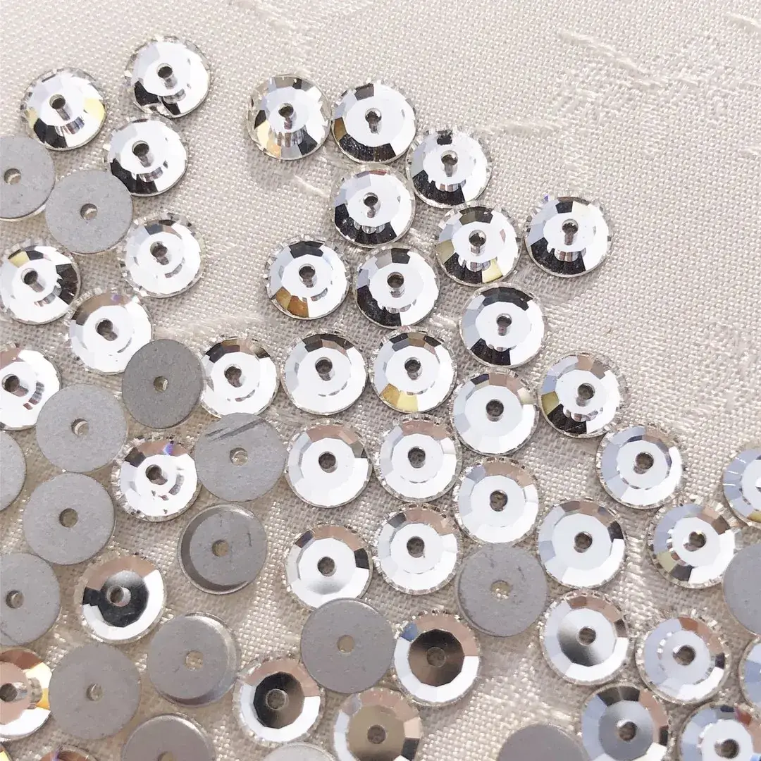 Swarovski Lochstrass kristall 3 mm – Bild 7 – Chiemgauer Heimatwerk Trachten-Onlineshop Swarovski Lochstrass kristall 3 mm - Bild 7 - Chiemgauer Heimatwerk Trachten-Onlineshop
