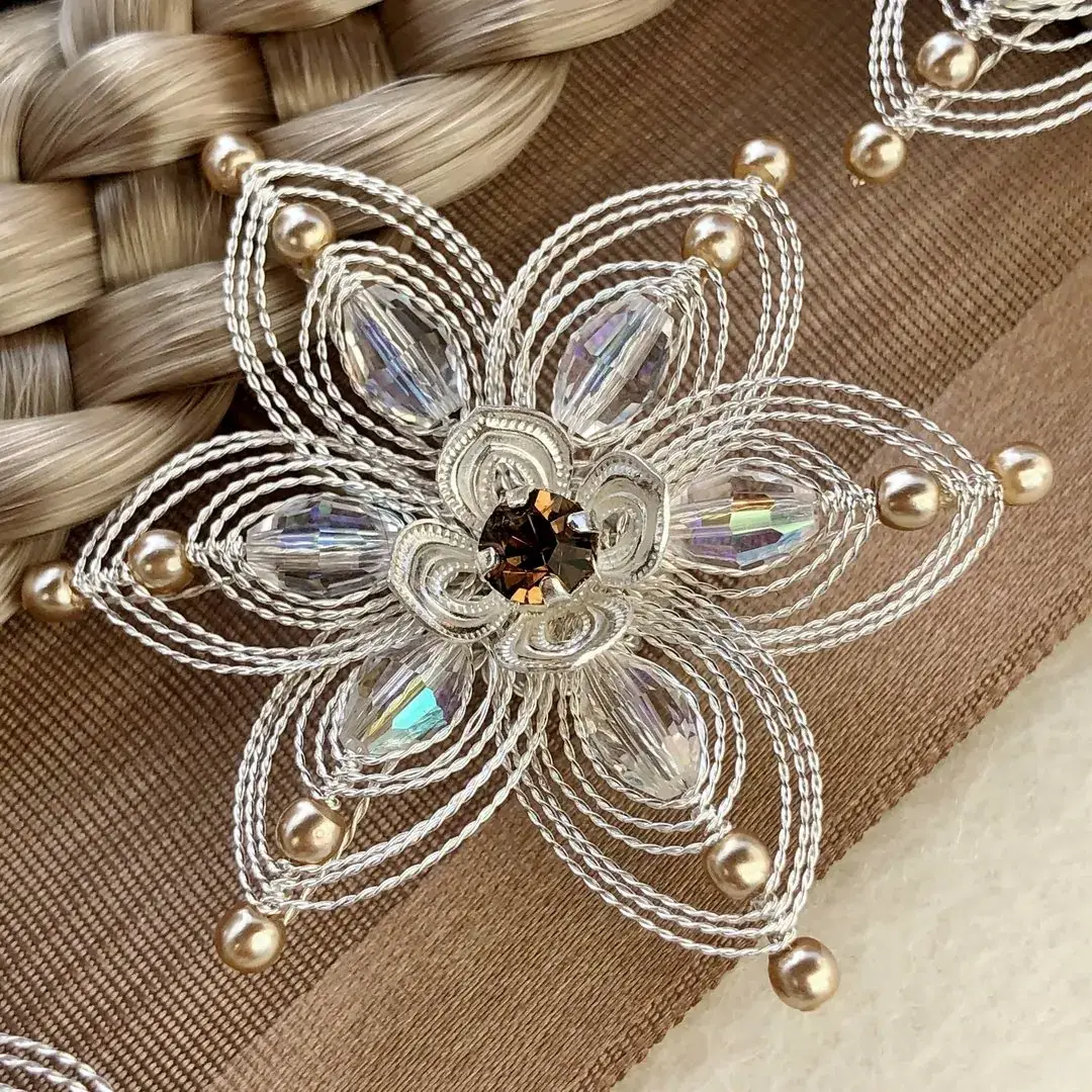 Swarovski Olive geschliffen grau AB 6 mm – Bild 8 – Chiemgauer Heimatwerk Trachten-Onlineshop Swarovski Olive geschliffen grau AB 6 mm - Bild 8 - Chiemgauer Heimatwerk Trachten-Onlineshop