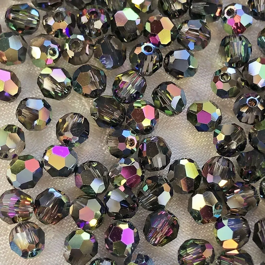 Swarovski Perle geschliffen anthrazit AB 4 mm – Bild 11 – Chiemgauer Heimatwerk Trachten-Onlineshop Swarovski Perle geschliffen anthrazit AB 4 mm - Bild 11 - Chiemgauer Heimatwerk Trachten-Onlineshop