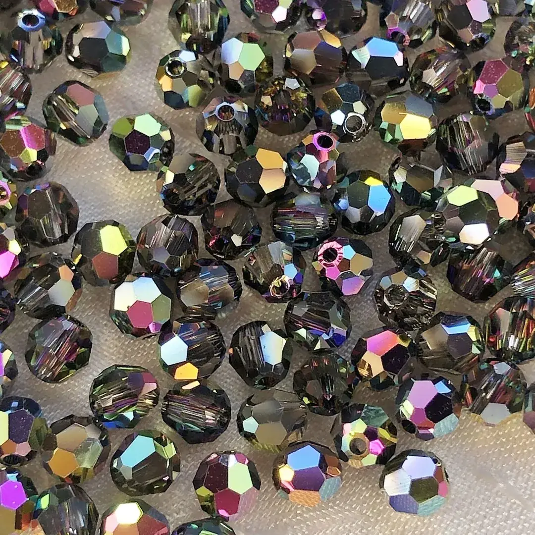 Swarovski Perle geschliffen anthrazit AB 4 mm – Bild 12 – Chiemgauer Heimatwerk Trachten-Onlineshop Swarovski Perle geschliffen anthrazit AB 4 mm - Bild 12 - Chiemgauer Heimatwerk Trachten-Onlineshop