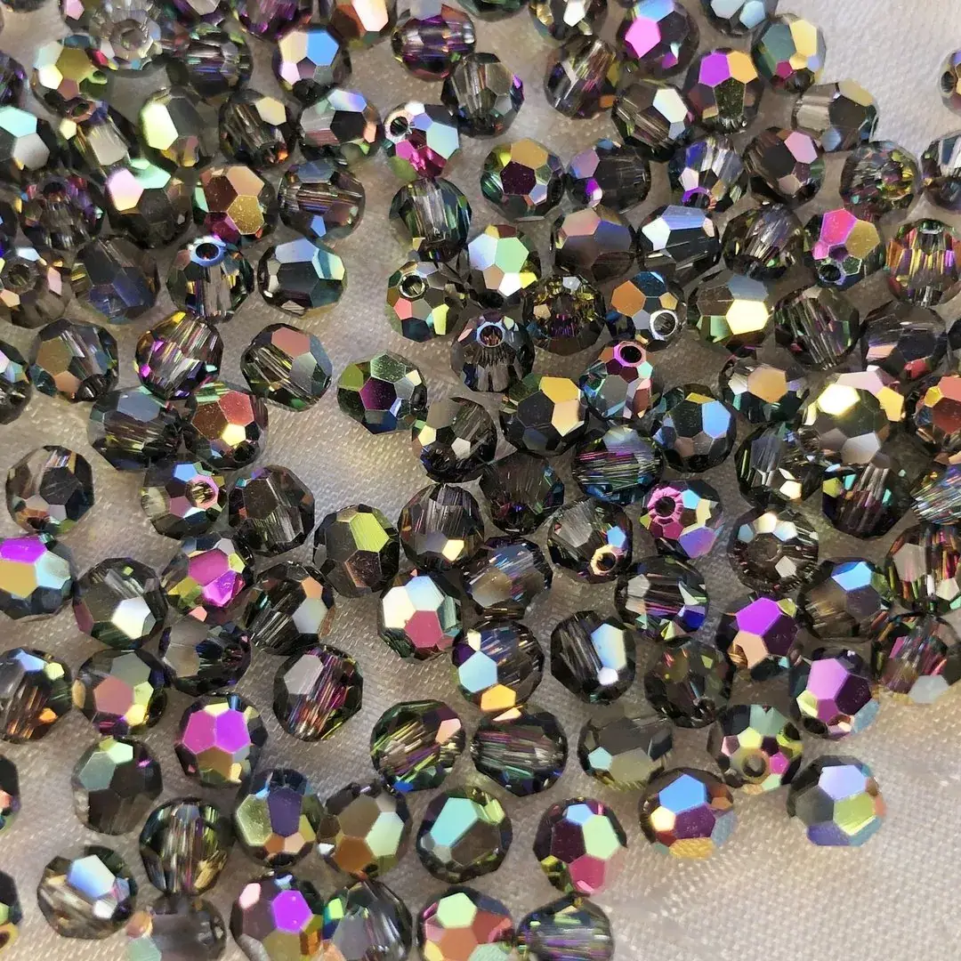 Swarovski Perle geschliffen anthrazit AB 4 mm – Bild 15 – Chiemgauer Heimatwerk Trachten-Onlineshop Swarovski Perle geschliffen anthrazit AB 4 mm - Bild 15 - Chiemgauer Heimatwerk Trachten-Onlineshop