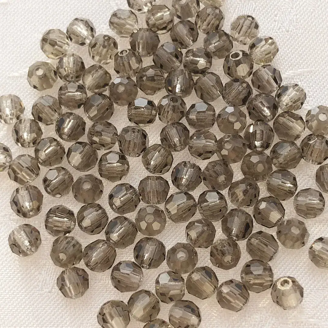 Swarovski Perle geschliffen grau 4 mm – Bild 4 – Chiemgauer Heimatwerk Trachten-Onlineshop Swarovski Perle geschliffen grau 4 mm - Bild 4 - Chiemgauer Heimatwerk Trachten-Onlineshop
