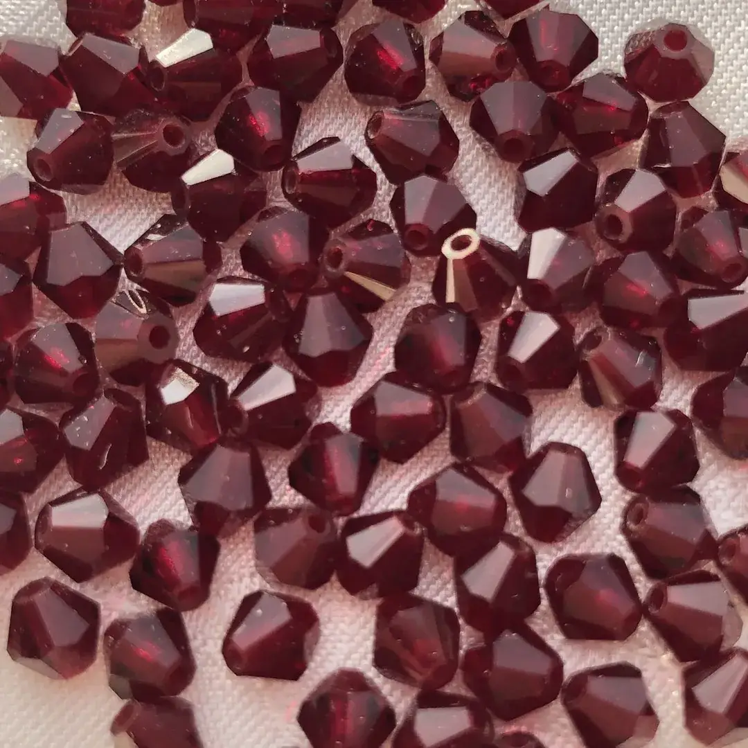 Swarovski Rhombe geschliffen granat 4 mm – Bild 2 – Chiemgauer Heimatwerk Trachten-Onlineshop Swarovski Rhombe geschliffen granat 4 mm - Bild 2 - Chiemgauer Heimatwerk Trachten-Onlineshop