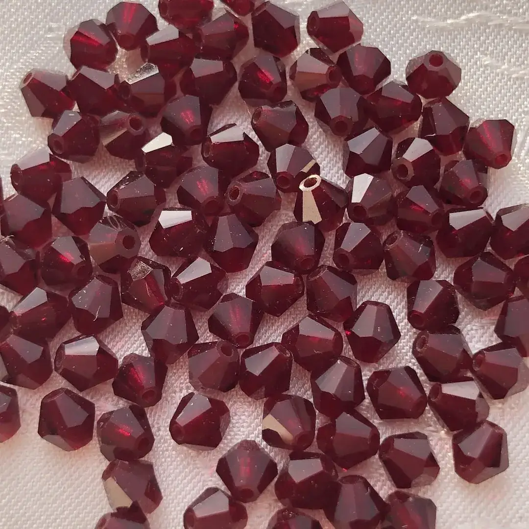 Swarovski Rhombe geschliffen granat 4 mm – Bild 5 – Chiemgauer Heimatwerk Trachten-Onlineshop Swarovski Rhombe geschliffen granat 4 mm - Bild 5 - Chiemgauer Heimatwerk Trachten-Onlineshop