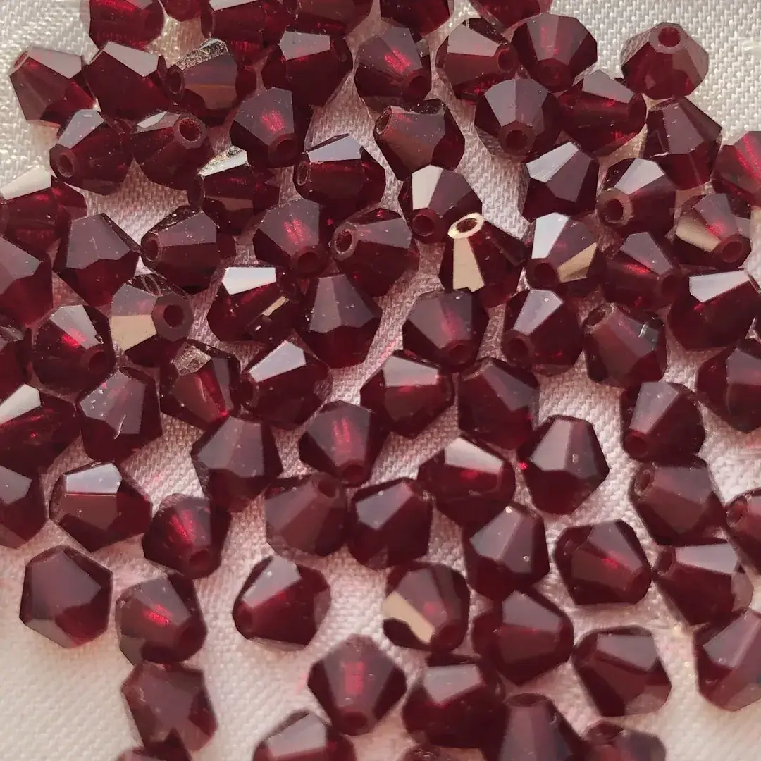 Swarovski Rhombe geschliffen granat 4 mm – Bild 8 – Chiemgauer Heimatwerk Trachten-Onlineshop Swarovski Rhombe geschliffen granat 4 mm - Bild 8 - Chiemgauer Heimatwerk Trachten-Onlineshop