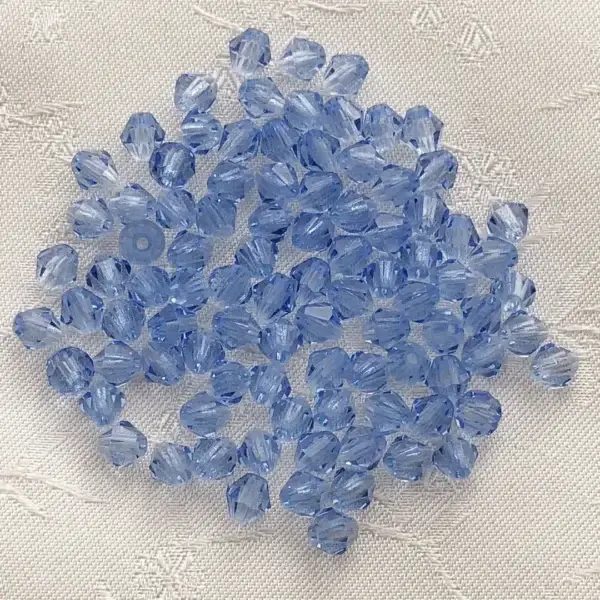Swarovski Rhombe geschliffen hellblau 4 mm – Bild 1 – Chiemgauer Heimatwerk Trachten-Onlineshop Swarovski Rhombe geschliffen hellblau 4 mm - Bild 1 - Chiemgauer Heimatwerk Trachten-Onlineshop