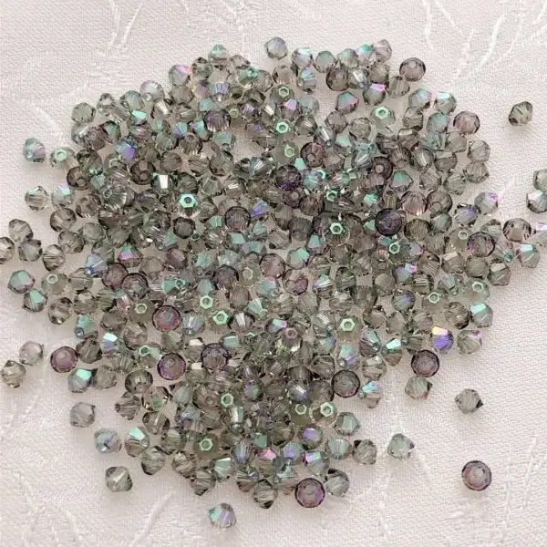 Swarovski Rhombe geschliffen hellgrau 3 mm – Bild 1 – Chiemgauer Heimatwerk Trachten-Onlineshop Swarovski Rhombe geschliffen hellgrau 3 mm - Bild 1 - Chiemgauer Heimatwerk Trachten-Onlineshop