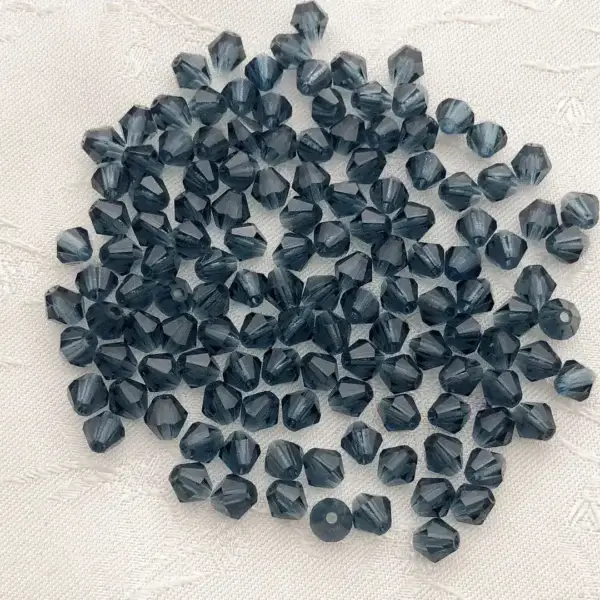 Swarovski Rhombe geschliffen rauchblau 3 mm – Bild 1 – Chiemgauer Heimatwerk Trachten-Onlineshop Swarovski Rhombe geschliffen rauchblau 3 mm - Bild 1 - Chiemgauer Heimatwerk Trachten-Onlineshop