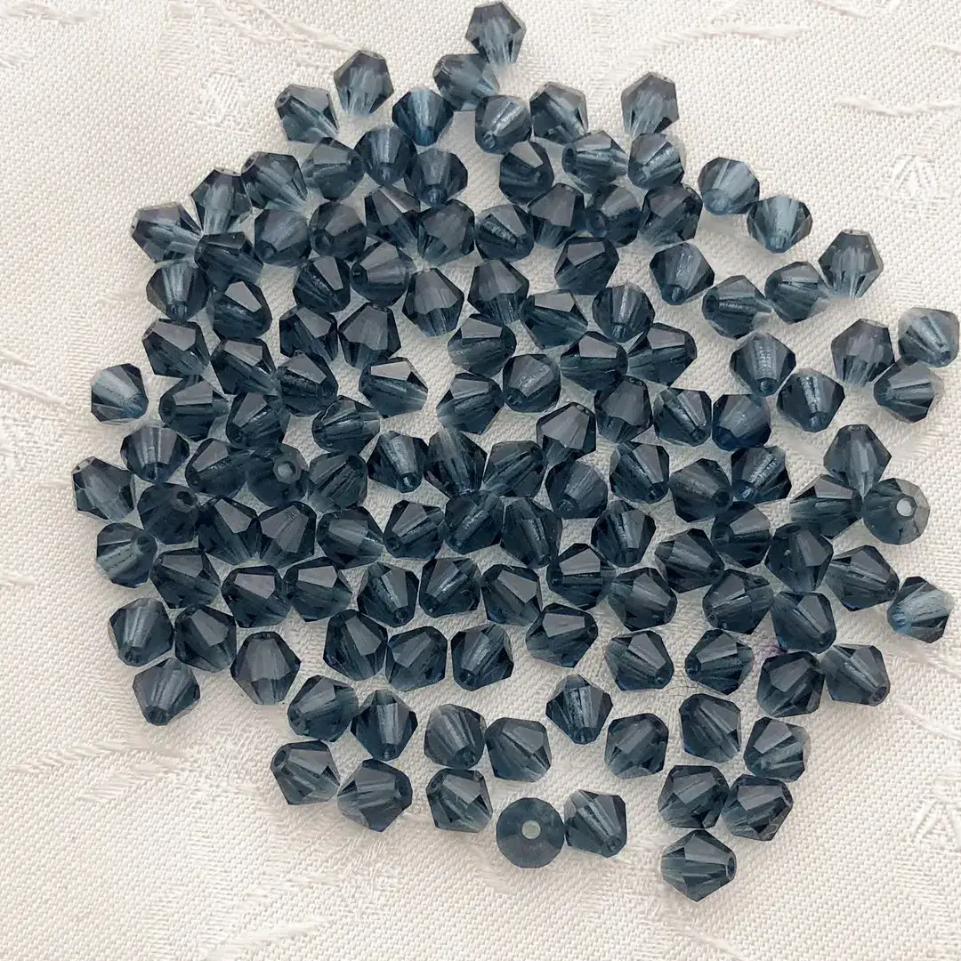 Swarovski Rhombe geschliffen rauchblau 3 mm – Bild 1 – Chiemgauer Heimatwerk Trachten-Onlineshop Swarovski Rhombe geschliffen rauchblau 3 mm - Bild 1 - Chiemgauer Heimatwerk Trachten-Onlineshop
