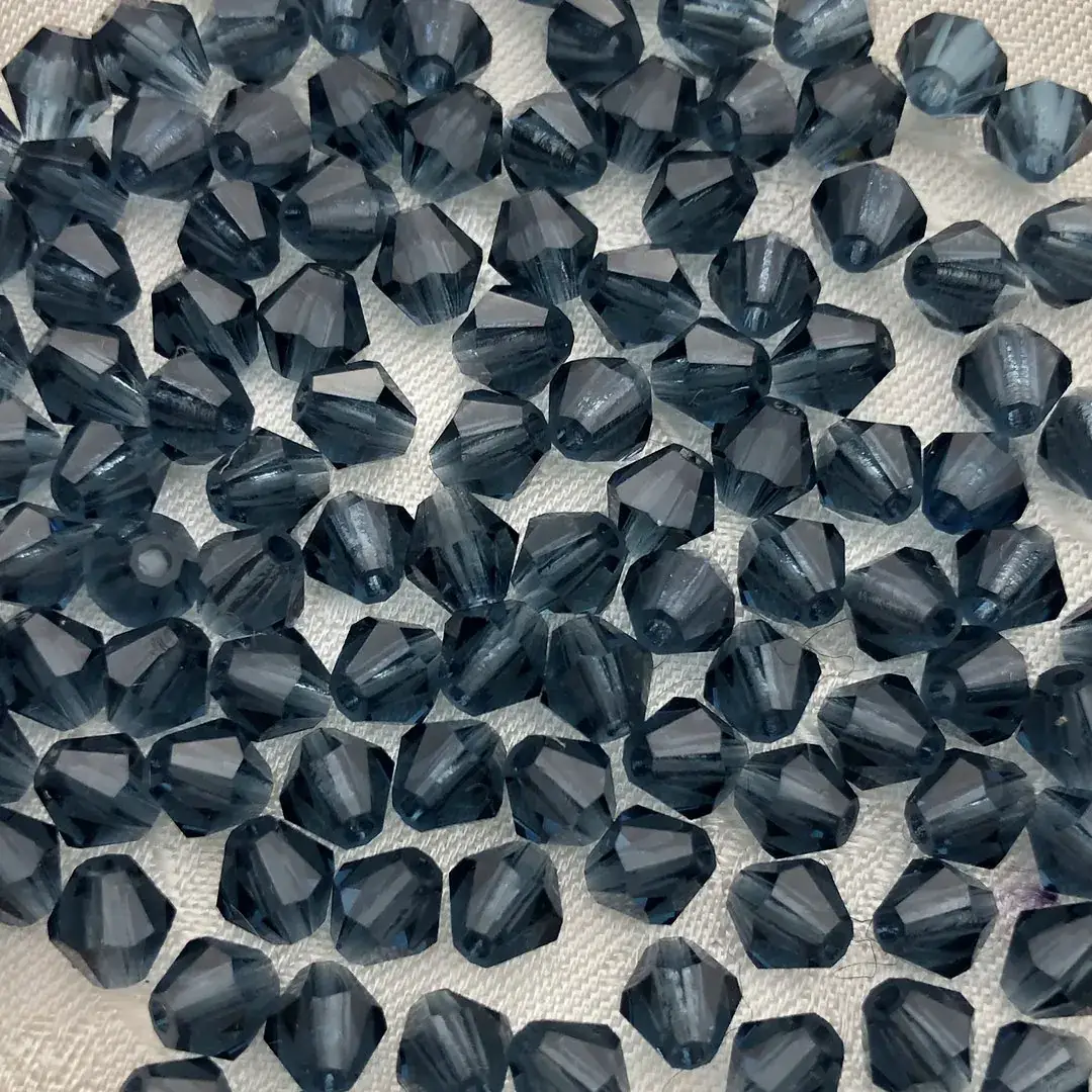 Swarovski Rhombe geschliffen rauchblau 3 mm – Bild 2 – Chiemgauer Heimatwerk Trachten-Onlineshop Swarovski Rhombe geschliffen rauchblau 3 mm - Bild 2 - Chiemgauer Heimatwerk Trachten-Onlineshop
