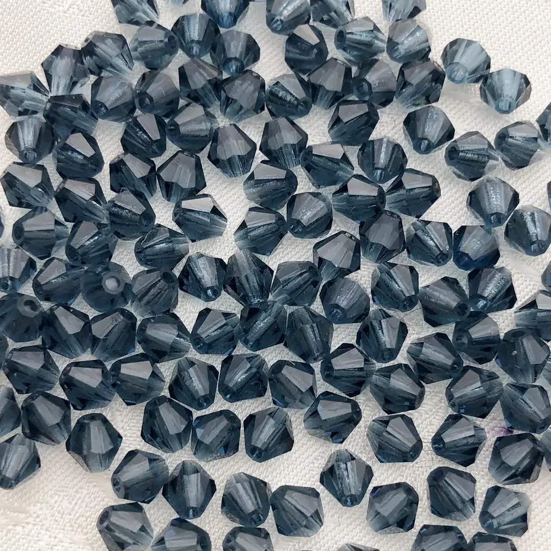 Swarovski Rhombe geschliffen rauchblau 3 mm – Bild 6 – Chiemgauer Heimatwerk Trachten-Onlineshop Swarovski Rhombe geschliffen rauchblau 3 mm - Bild 6 - Chiemgauer Heimatwerk Trachten-Onlineshop