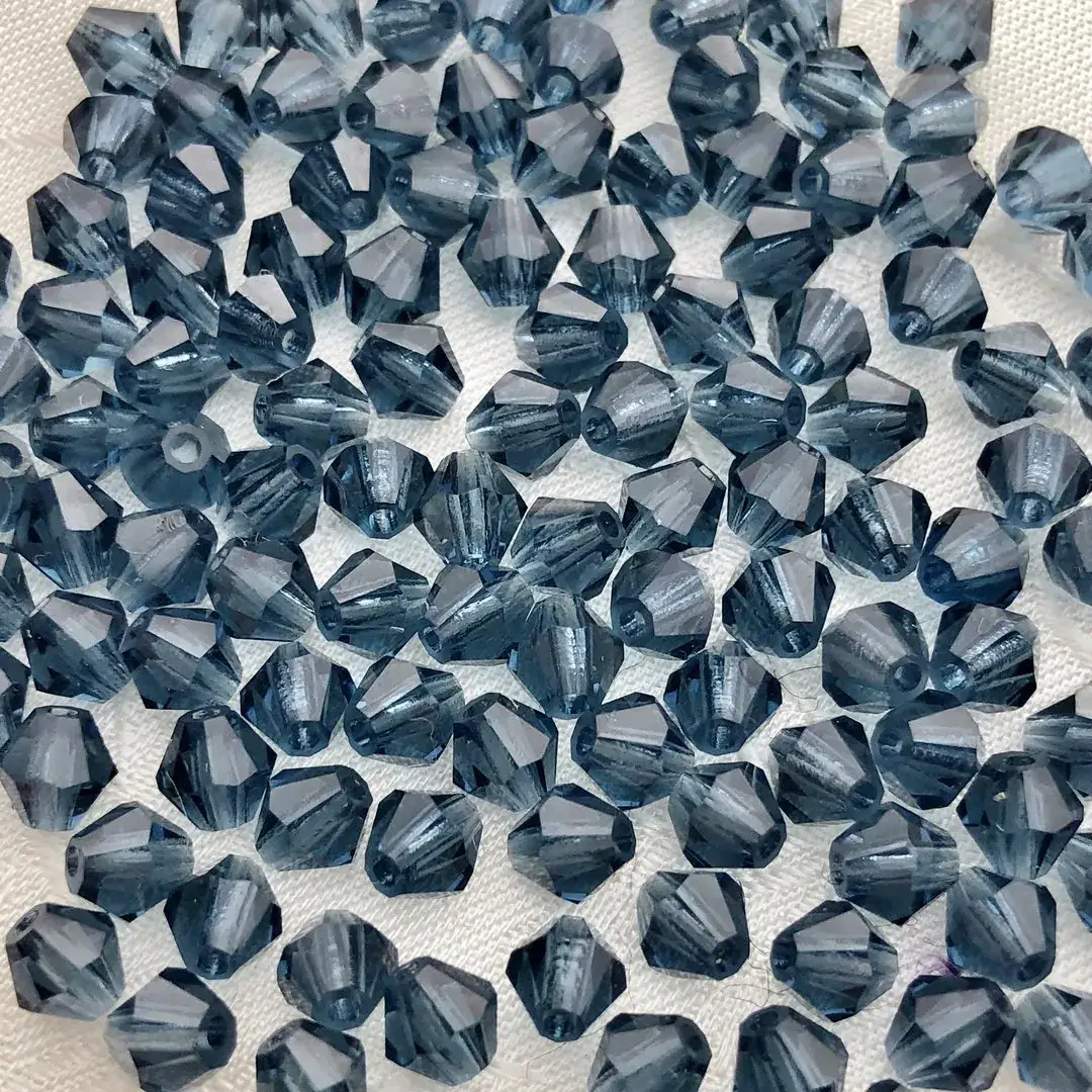 Swarovski Rhombe geschliffen rauchblau 3 mm – Bild 7 – Chiemgauer Heimatwerk Trachten-Onlineshop Swarovski Rhombe geschliffen rauchblau 3 mm - Bild 7 - Chiemgauer Heimatwerk Trachten-Onlineshop