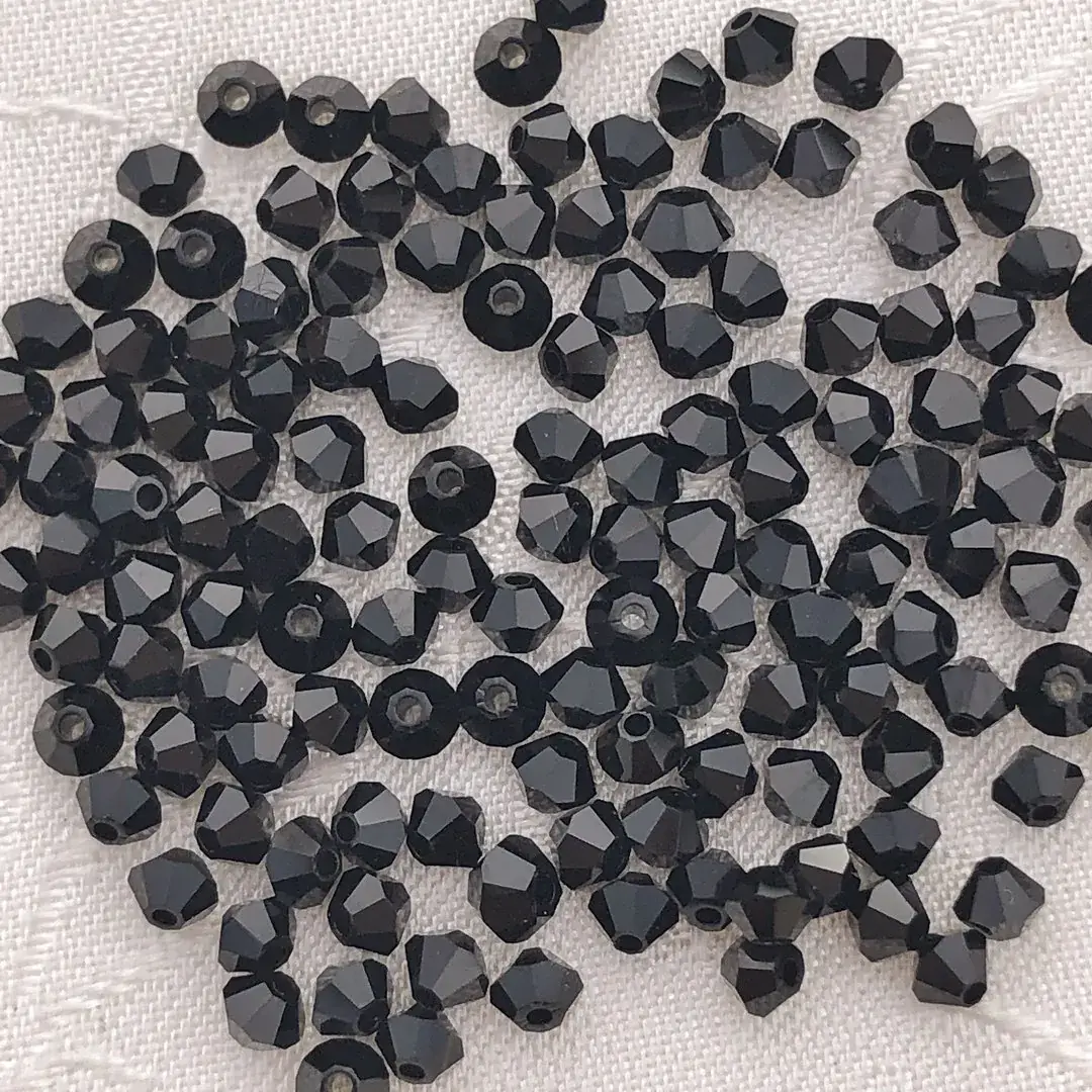 Swarovski Rhombe geschliffen schwarz 2,5 mm – Bild 2 – Chiemgauer Heimatwerk Trachten-Onlineshop Swarovski Rhombe geschliffen schwarz 2,5 mm - Bild 2 - Chiemgauer Heimatwerk Trachten-Onlineshop