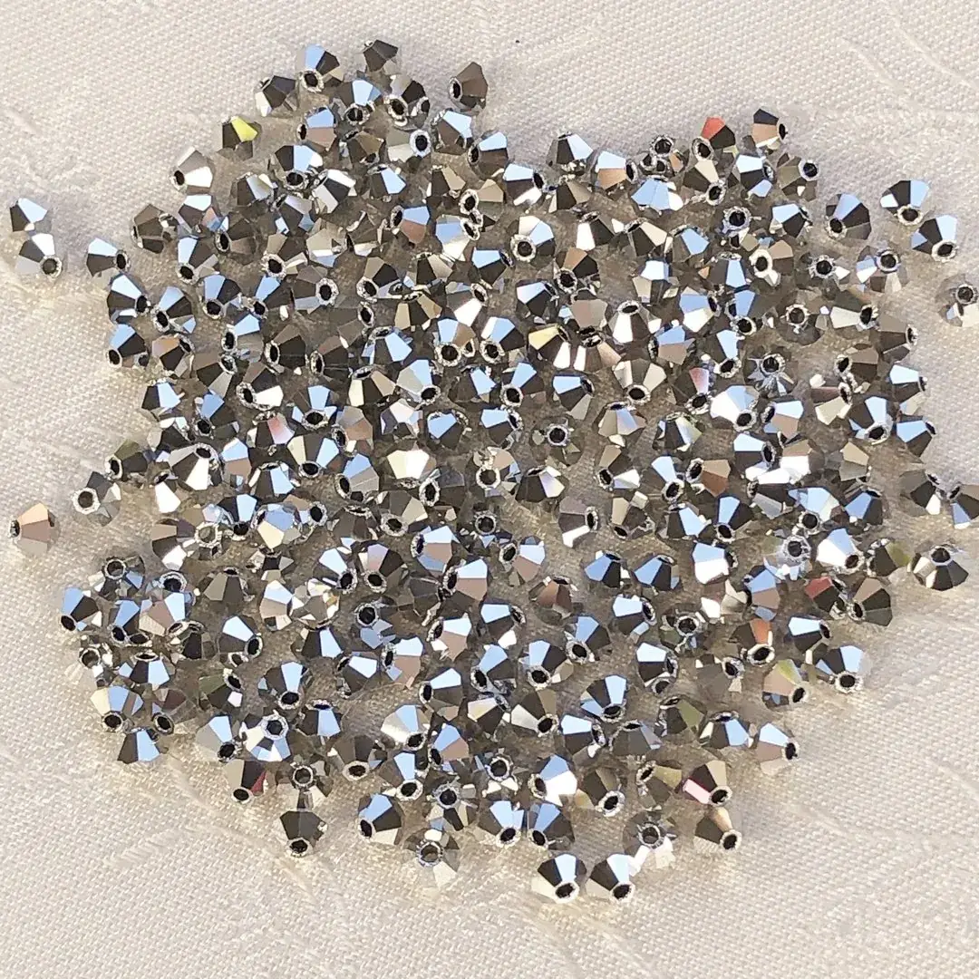 Swarovski Rhombe geschliffen silber 3 mm – Bild 1 – Chiemgauer Heimatwerk Trachten-Onlineshop Swarovski Rhombe geschliffen silber 3 mm - Bild 1 - Chiemgauer Heimatwerk Trachten-Onlineshop