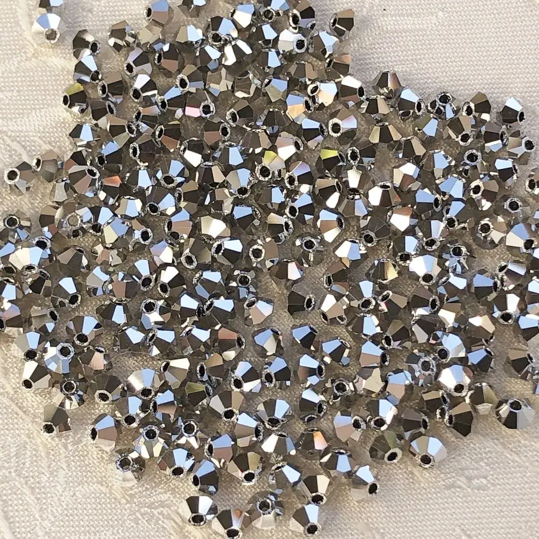 Swarovski Rhombe geschliffen silber 3 mm – Bild 3 – Chiemgauer Heimatwerk Trachten-Onlineshop Swarovski Rhombe geschliffen silber 3 mm - Bild 3 - Chiemgauer Heimatwerk Trachten-Onlineshop