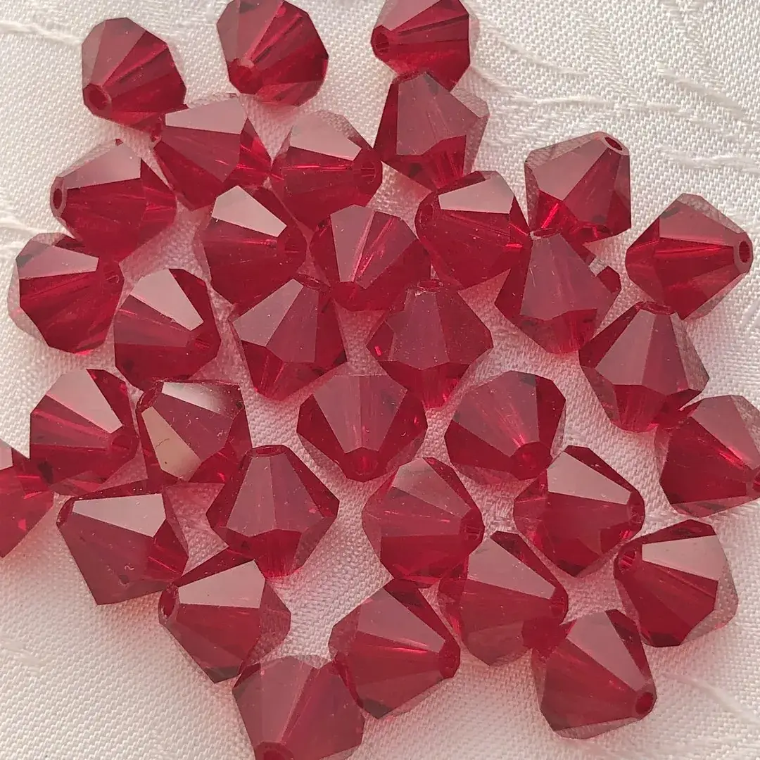 Swarovski Rhombe geschliffen weinrot 6 mm – Bild 2 – Chiemgauer Heimatwerk Trachten-Onlineshop Swarovski Rhombe geschliffen weinrot 6 mm - Bild 2 - Chiemgauer Heimatwerk Trachten-Onlineshop