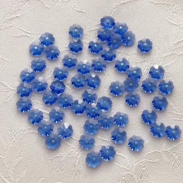 Swarovski Strassblume blau transparent 5 mm – Bild 1 – Chiemgauer Heimatwerk Trachten-Onlineshop Swarovski Strassblume blau transparent 5 mm - Bild 1 - Chiemgauer Heimatwerk Trachten-Onlineshop