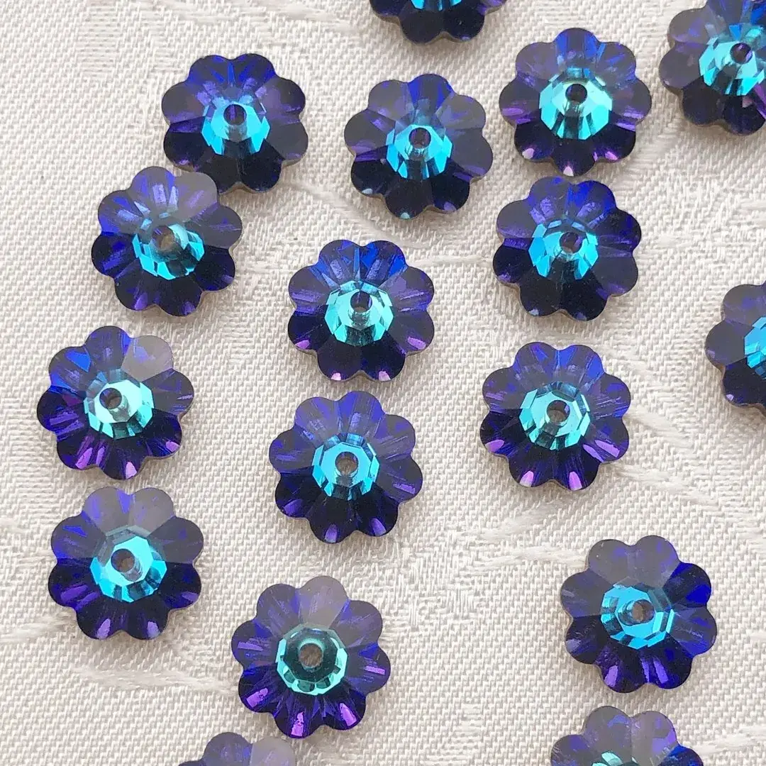 Swarovski Strassblume blau-türkis 7 mm – Bild 6 – Chiemgauer Heimatwerk Trachten-Onlineshop Swarovski Strassblume blau-türkis 7 mm - Bild 6 - Chiemgauer Heimatwerk Trachten-Onlineshop