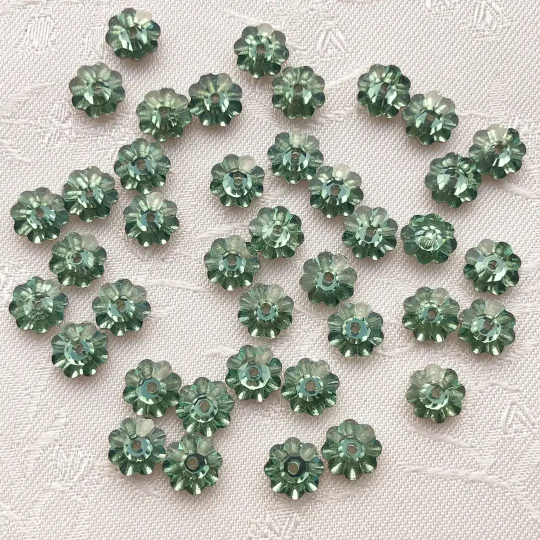 Swarovski Strassblume hellgrün 5 mm – Bild 1 – Chiemgauer Heimatwerk Trachten-Onlineshop Swarovski Strassblume hellgrün 5 mm - Bild 1 - Chiemgauer Heimatwerk Trachten-Onlineshop