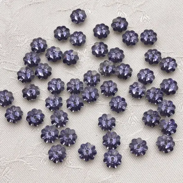 Swarovski Strassblume lavendel 5 mm – Bild 1 – Chiemgauer Heimatwerk Trachten-Onlineshop Swarovski Strassblume lavendel 5 mm - Bild 1 - Chiemgauer Heimatwerk Trachten-Onlineshop