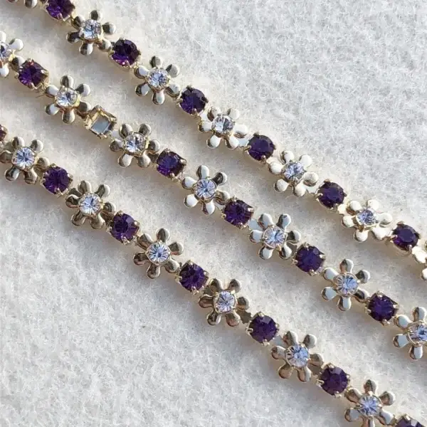 Swarovski Strasskette Blüte amethyst – Bild 1 – Chiemgauer Heimatwerk Trachten-Onlineshop Swarovski Strasskette Blüte amethyst - Bild 1 - Chiemgauer Heimatwerk Trachten-Onlineshop