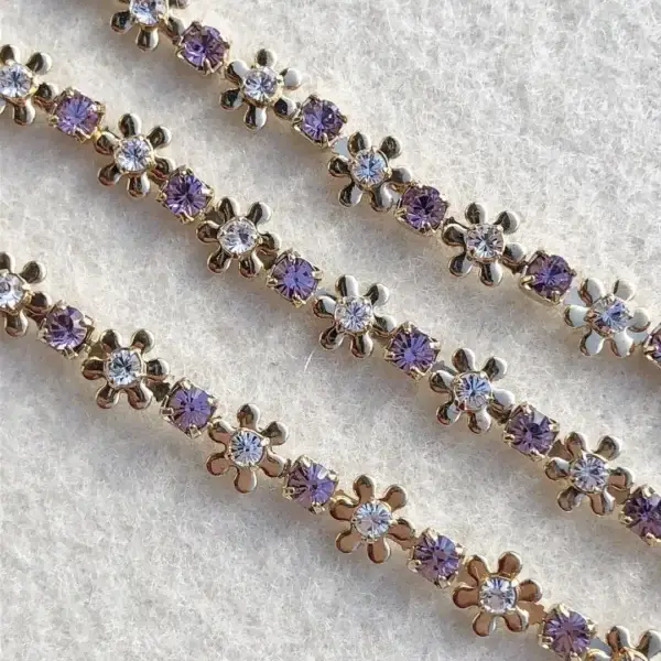 Swarovski Strasskette Blüte flieder – Bild 1 – Chiemgauer Heimatwerk Trachten-Onlineshop Swarovski Strasskette Blüte flieder - Bild 1 - Chiemgauer Heimatwerk Trachten-Onlineshop