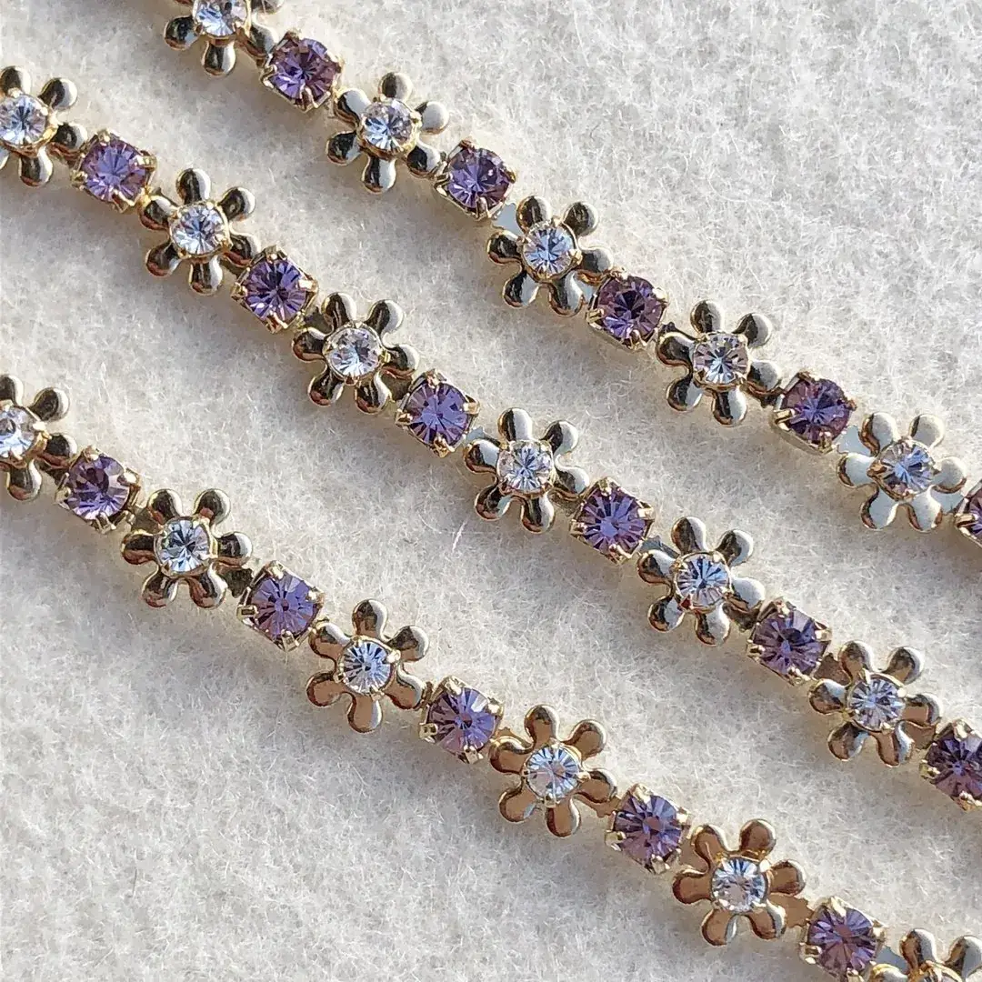 Swarovski Strasskette Blüte flieder – Bild 1 – Chiemgauer Heimatwerk Trachten-Onlineshop Swarovski Strasskette Blüte flieder - Bild 1 - Chiemgauer Heimatwerk Trachten-Onlineshop