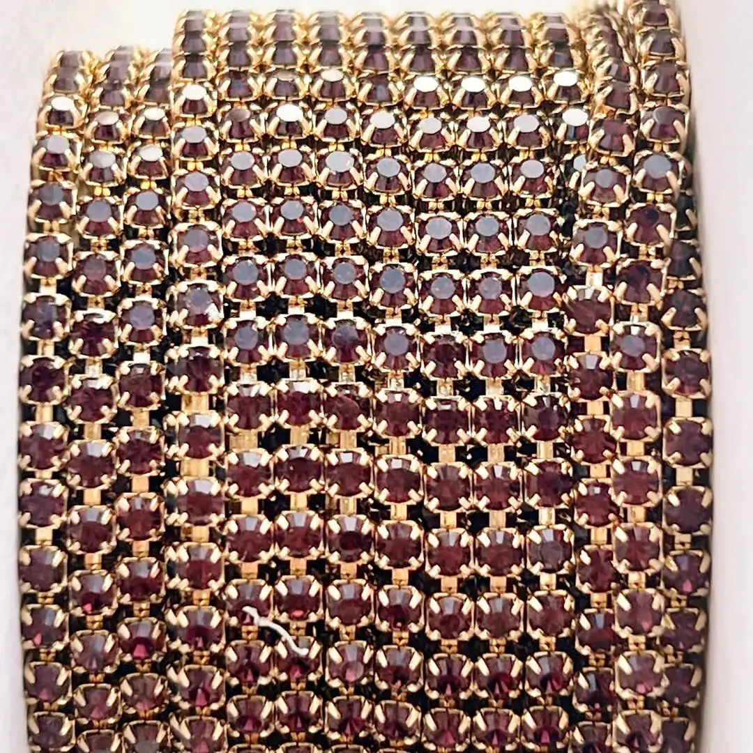 Swarovski Strasskette burgundy – Bild 2 – Chiemgauer Heimatwerk Trachten-Onlineshop Swarovski Strasskette burgundy - Bild 2 - Chiemgauer Heimatwerk Trachten-Onlineshop