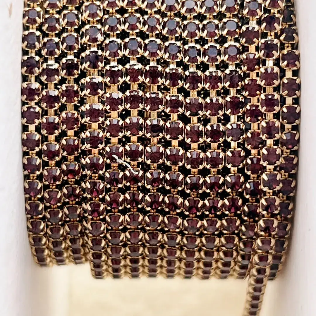 Swarovski Strasskette burgundy – Bild 9 – Chiemgauer Heimatwerk Trachten-Onlineshop Swarovski Strasskette burgundy - Bild 9 - Chiemgauer Heimatwerk Trachten-Onlineshop