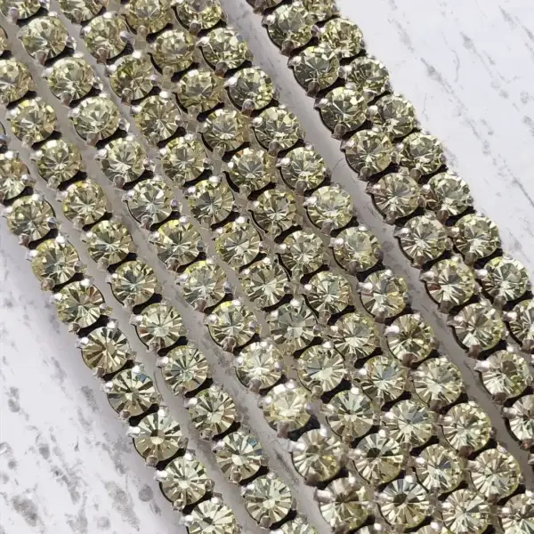 Swarovski Strasskette hellgelb – Bild 1 – Chiemgauer Heimatwerk Trachten-Onlineshop Swarovski Strasskette hellgelb - Bild 1 - Chiemgauer Heimatwerk Trachten-Onlineshop