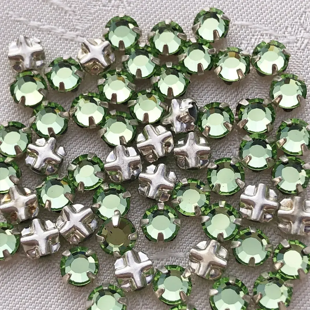 Swarovski Strassstein annähbar apfelgrün SS 12 No. 58 – Bild 13 – Chiemgauer Heimatwerk Trachten-Onlineshop Swarovski Strassstein annähbar apfelgrün SS 12 No. 58 - Bild 13 - Chiemgauer Heimatwerk Trachten-Onlineshop