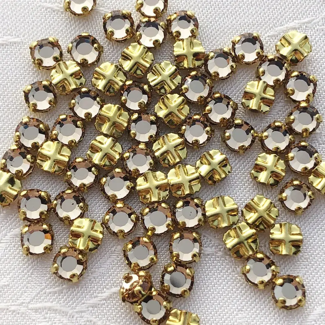 Swarovski Strassstein annähbar beige SS 12 No. 4 – Bild 4 – Chiemgauer Heimatwerk Trachten-Onlineshop Swarovski Strassstein annähbar beige SS 12 No. 4 - Bild 4 - Chiemgauer Heimatwerk Trachten-Onlineshop