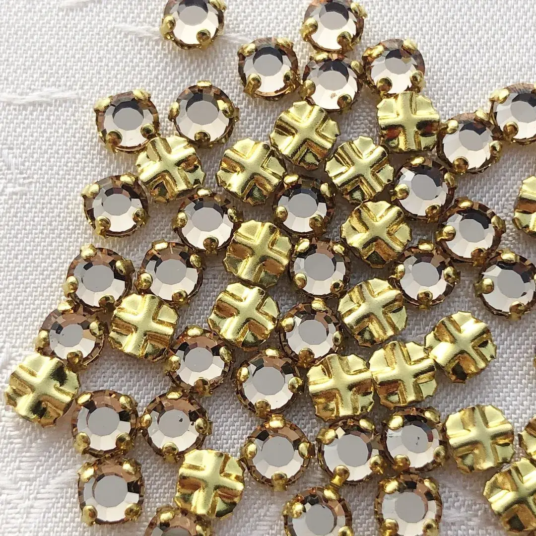 Swarovski Strassstein annähbar beige SS 12 No. 41 – Bild 7 – Chiemgauer Heimatwerk Trachten-Onlineshop Swarovski Strassstein annähbar beige SS 12 No. 41 - Bild 7 - Chiemgauer Heimatwerk Trachten-Onlineshop