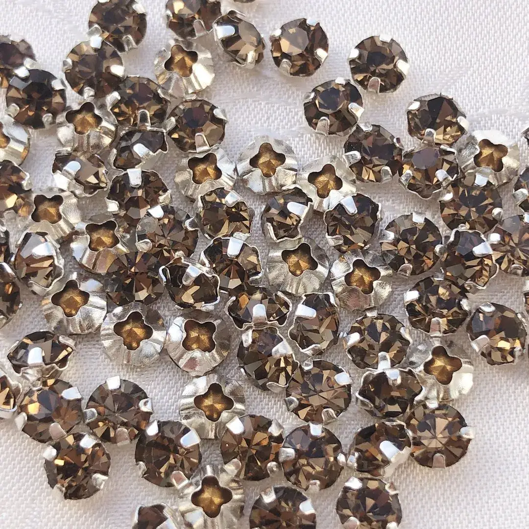 Swarovski Strassstein annähbar braun SS 20 – Bild 7 – Chiemgauer Heimatwerk Trachten-Onlineshop Swarovski Strassstein annähbar braun SS 20 - Bild 7 - Chiemgauer Heimatwerk Trachten-Onlineshop