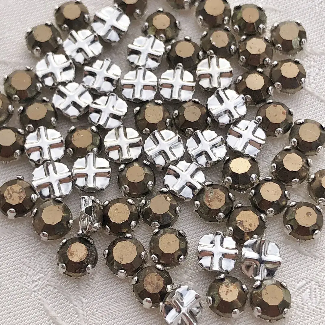 Swarovski Strassstein annähbar bronze SS 12 No. 6 – Bild 7 – Chiemgauer Heimatwerk Trachten-Onlineshop Swarovski Strassstein annähbar bronze SS 12 No. 6 - Bild 7 - Chiemgauer Heimatwerk Trachten-Onlineshop