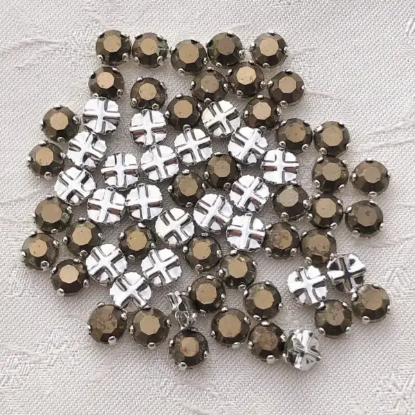 Swarovski Strassstein annähbar bronze SS 20 No. 9 – Bild 1 – Chiemgauer Heimatwerk Trachten-Onlineshop Swarovski Strassstein annähbar bronze SS 20 No. 9 - Bild 1 - Chiemgauer Heimatwerk Trachten-Onlineshop