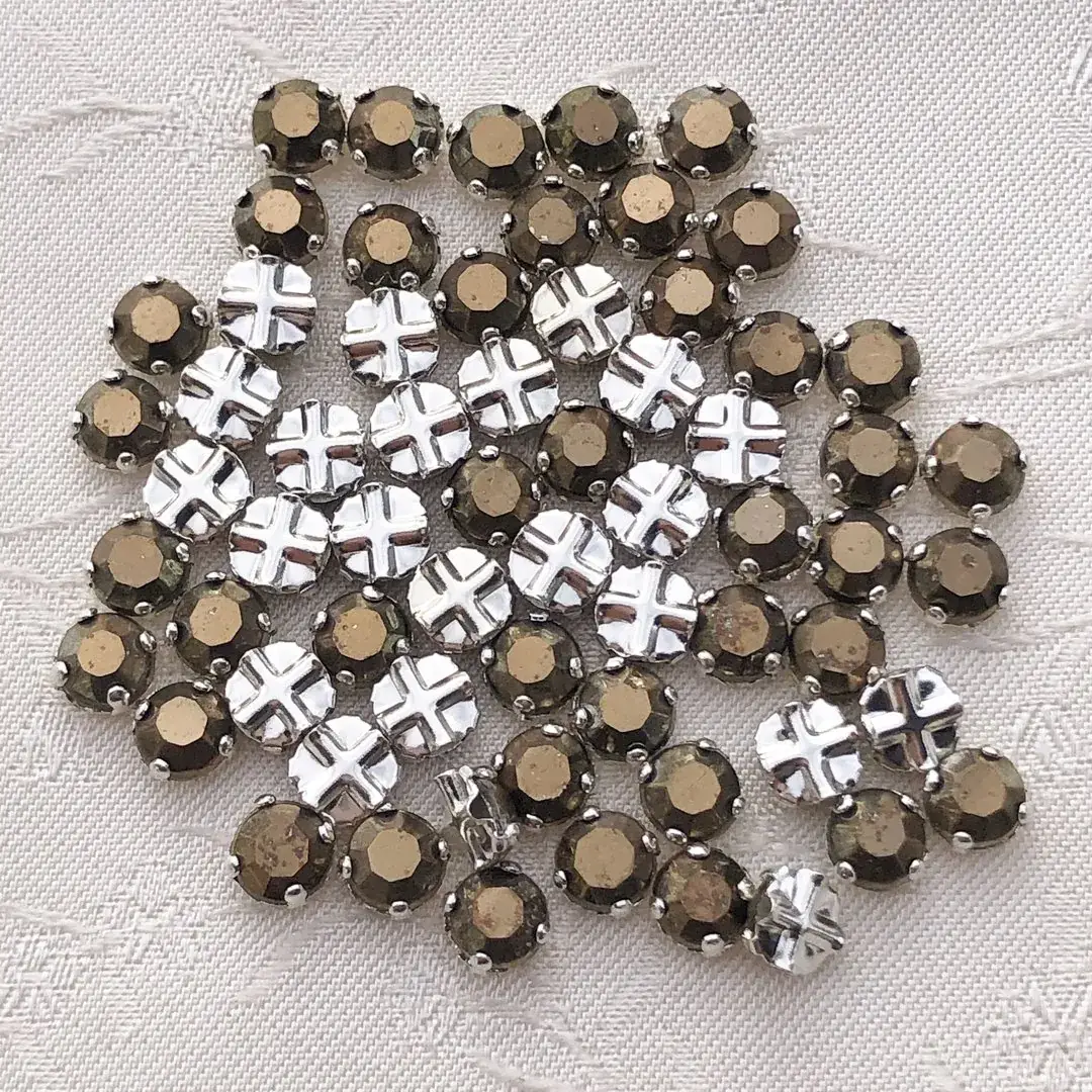 Swarovski Strassstein annähbar bronze SS 20 No. 9 – Bild 1 – Chiemgauer Heimatwerk Trachten-Onlineshop Swarovski Strassstein annähbar bronze SS 20 No. 9 - Bild 1 - Chiemgauer Heimatwerk Trachten-Onlineshop