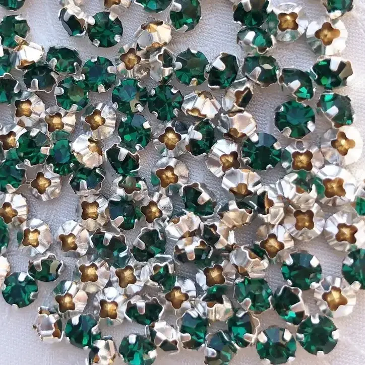 Swarovski Strassstein annähbar emerald SS 20 – Bild 7 – Chiemgauer Heimatwerk Trachten-Onlineshop Swarovski Strassstein annähbar emerald SS 20 - Bild 7 - Chiemgauer Heimatwerk Trachten-Onlineshop