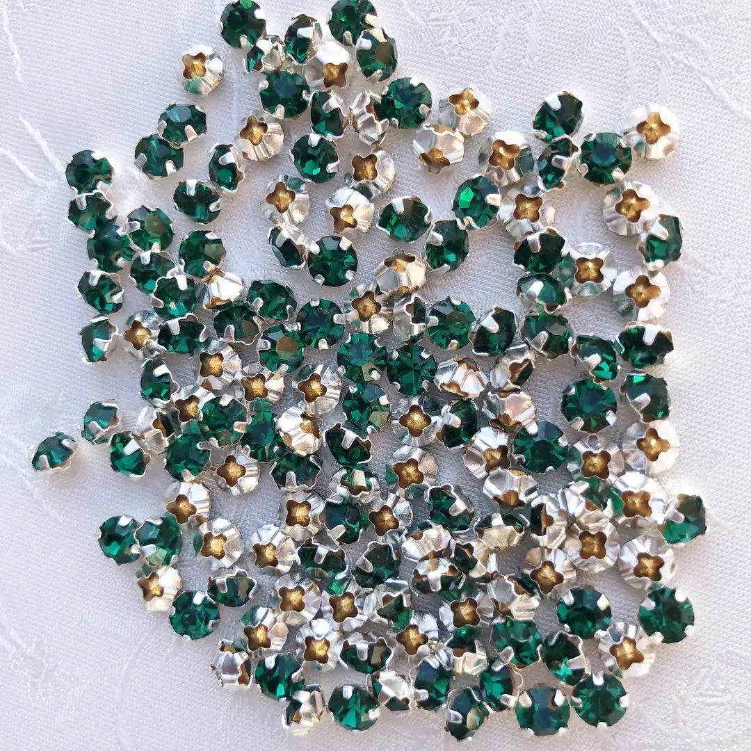 Swarovski Strassstein annähbar emerald SS 20 – Bild 8 – Chiemgauer Heimatwerk Trachten-Onlineshop Swarovski Strassstein annähbar emerald SS 20 - Bild 8 - Chiemgauer Heimatwerk Trachten-Onlineshop