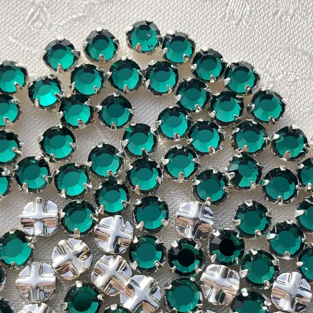 Swarovski Strassstein annähbar emerald SS 20 No. 10 – Bild 4 – Chiemgauer Heimatwerk Trachten-Onlineshop Swarovski Strassstein annähbar emerald SS 20 No. 10 - Bild 4 - Chiemgauer Heimatwerk Trachten-Onlineshop