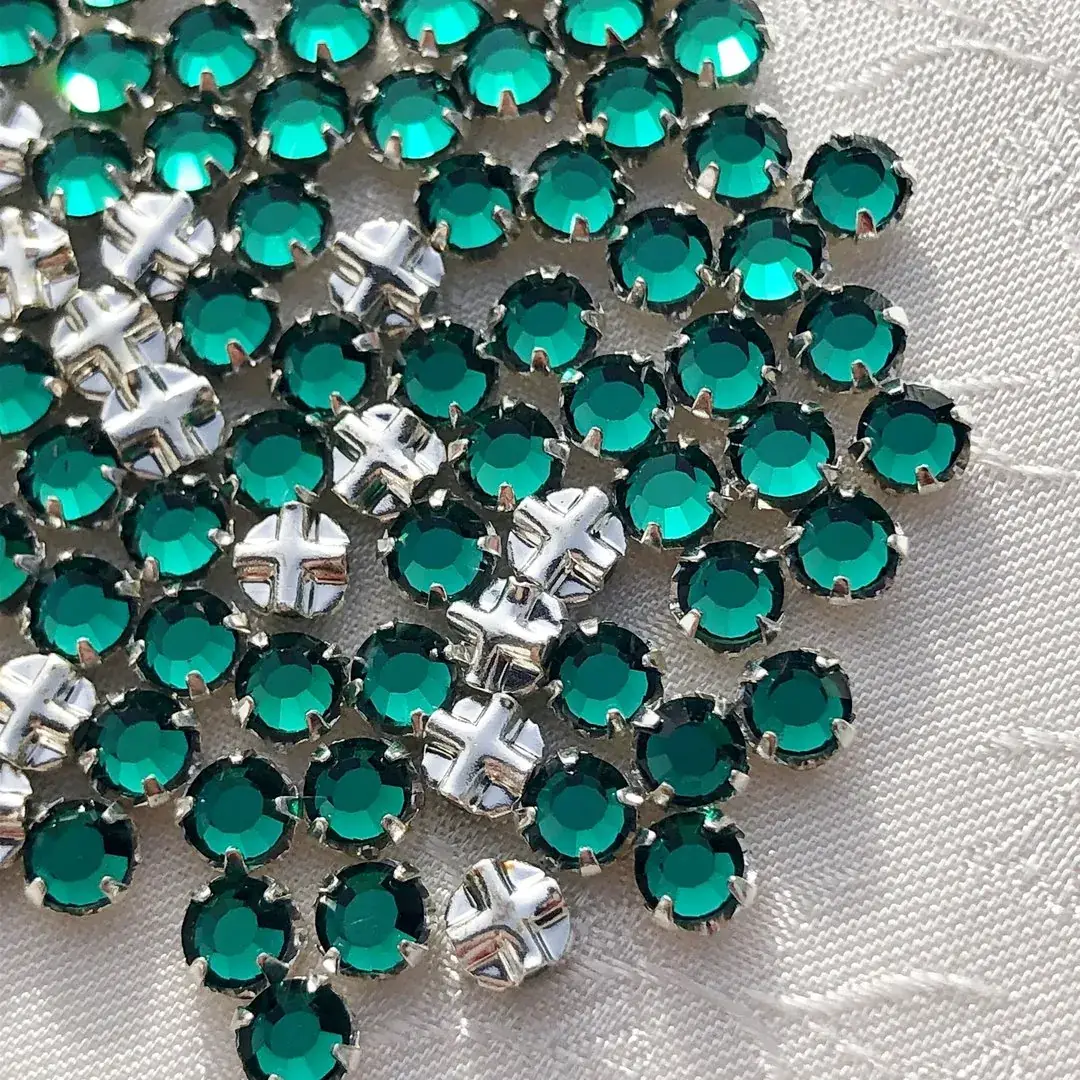 Swarovski Strassstein annähbar emerald SS 20 No. 28 – Bild 11 – Chiemgauer Heimatwerk Trachten-Onlineshop Swarovski Strassstein annähbar emerald SS 20 No. 28 - Bild 11 - Chiemgauer Heimatwerk Trachten-Onlineshop