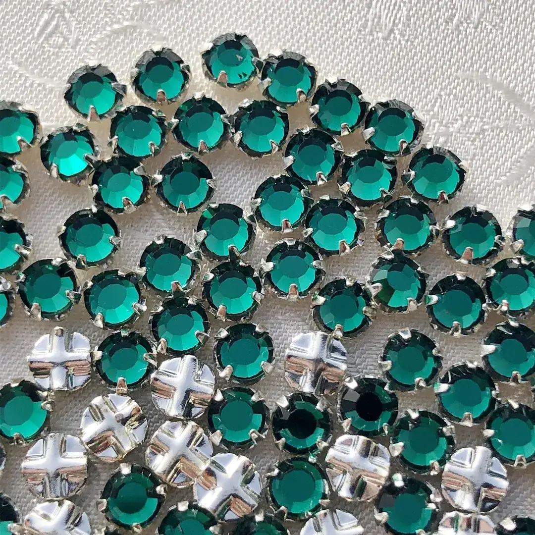 Swarovski Strassstein annähbar emerald SS 20 No. 28 – Bild 4 – Chiemgauer Heimatwerk Trachten-Onlineshop Swarovski Strassstein annähbar emerald SS 20 No. 28 - Bild 4 - Chiemgauer Heimatwerk Trachten-Onlineshop