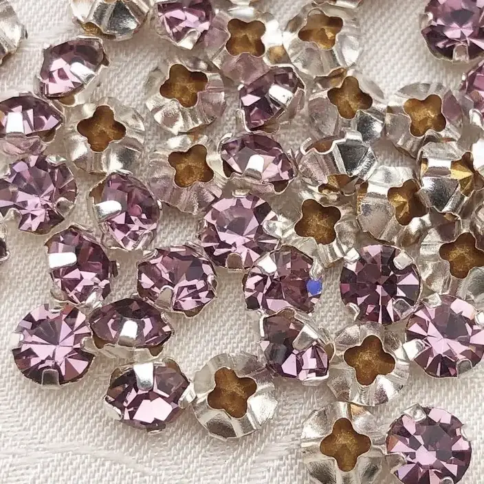 Swarovski Strassstein annähbar flieder SS 20 – Bild 22 – Chiemgauer Heimatwerk Trachten-Onlineshop Swarovski Strassstein annähbar flieder SS 20 - Bild 22 - Chiemgauer Heimatwerk Trachten-Onlineshop