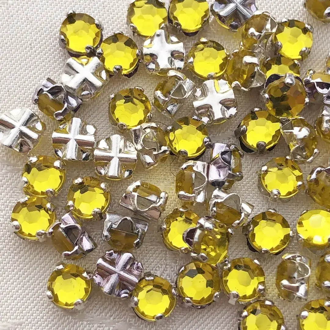 Swarovski Strassstein annähbar gelb SS 20 No. 30 – Bild 5 – Chiemgauer Heimatwerk Trachten-Onlineshop Swarovski Strassstein annähbar gelb SS 20 No. 30 - Bild 5 - Chiemgauer Heimatwerk Trachten-Onlineshop