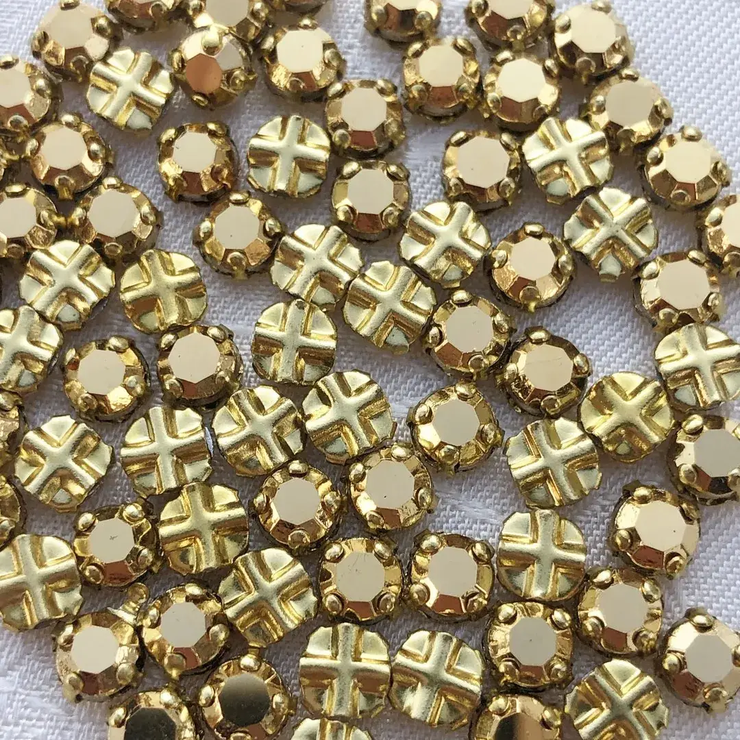Swarovski Strassstein annähbar gold SS 20 No. 13 – Bild 7 – Chiemgauer Heimatwerk Trachten-Onlineshop Swarovski Strassstein annähbar gold SS 20 No. 13 - Bild 7 - Chiemgauer Heimatwerk Trachten-Onlineshop
