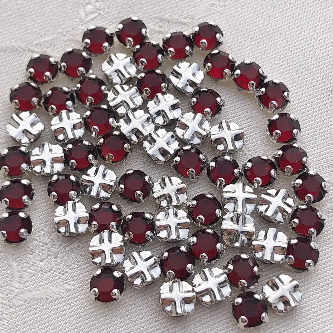 Swarovski Strassstein annähbar granat SS 16 No. 47 – Bild 9 – Chiemgauer Heimatwerk Trachten-Onlineshop Swarovski Strassstein annähbar granat SS 16 No. 47 - Bild 9 - Chiemgauer Heimatwerk Trachten-Onlineshop