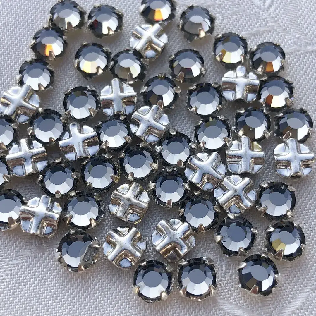 Swarovski Strassstein annähbar grau SS 12 No. 16 – Bild 10 – Chiemgauer Heimatwerk Trachten-Onlineshop Swarovski Strassstein annähbar grau SS 12 No. 16 - Bild 10 - Chiemgauer Heimatwerk Trachten-Onlineshop